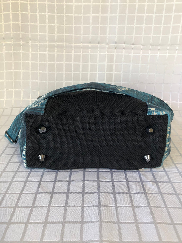 Perfect Small to Medium size Purse with a snap closure and two inside pockets, adjustable strap and two outside pockets.