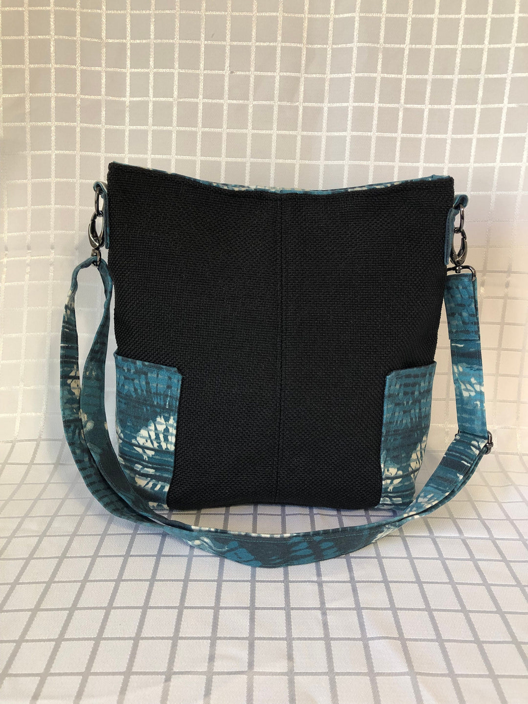 Perfect Small to Medium size Purse with a snap closure and two inside pockets, adjustable strap and two outside pockets.
